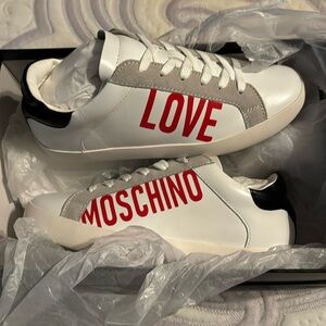 NWT Love Moschino Free Love Logo Traine 37